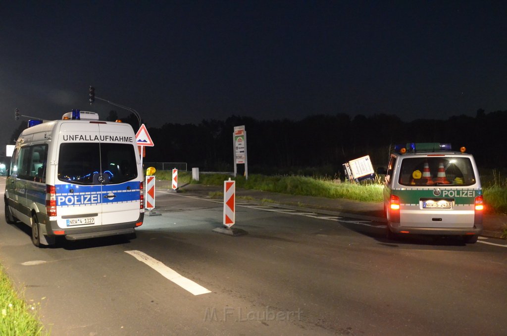 VU LKW umgestuerzt Feldkassel Industriestr Robert Boschstr P082.JPG